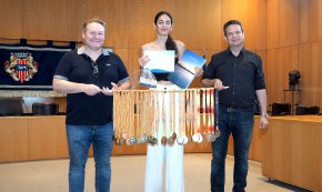 Núria Caballero rep un reconeixement de l'Ajuntament