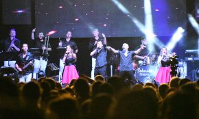 La revetlla de Sant Pere omple el passeig Marítim de música i gresca