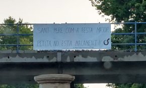 El col·lectiu vilero penja una pancarta amb un missatge dedicat a la Festa Major de Sant Pere