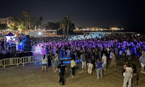 Multitudinària Revetlla Jove de Sant Pere a la platja del Regueral