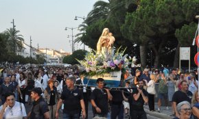 Processó pel port i pel mar, havaneres, sardinada popular i diada castellera per la Festa de la Mare de Déu del Carme 