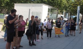 Discreta manifestació de rebuig a l'extrema dreta a la plaça de l'Ajuntament