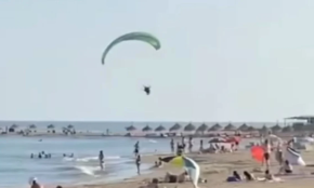 Un parapent s'estavella a la platja del Dorado