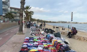 Veïns del Cap de Sant Pere: «La situació del top manta és pitjor que fa un any»