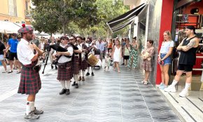 The McKensy's Clan Band esvaloten els carrers del Port