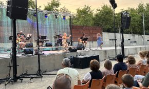 El vaixell musical dels Oncle's Band atraca al Parc del Pescador