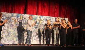 Múltiples artistes s'uneixen en l'espectacle pictòric de David Callau pel 70è aniversari de Revista Cambrils