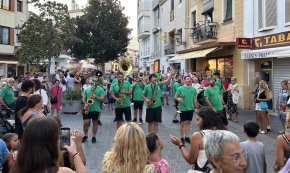 La Xaranga Bandsonats fa ballar el Port amb la seva música festiva