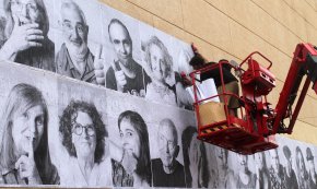 Desenes de retrats empaperen la façana del cinema La Rambla de l'Art (conté galeria fotogràfica)
