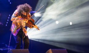 Ara Malikian, el violinista i monologuista, encén el Festival Internacional de Música (conté galeria fotogràfica)