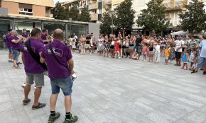 La Xaranga Estrella Band posa el ritme pels carrers del Port