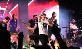 Música, gresca i solidaritat es donen la mà en el concert de Miki Núñez (conté galeria fotogràfica)