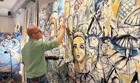 David Callau reprèn l'enllestiment del quadre-mural dedicat als 70 anys de la Revista Cambrils
