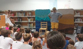 La biblioteca acull la lectura del conte «El pescador de Cambrils»