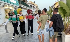 La comicitat dels personatges «Excèntrics» conquereix els carrers del Port 