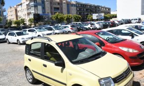 L'Ajuntament treballa en tres solucions per generar places d'aparcament