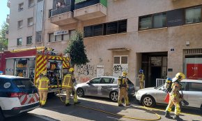 Un incendi obliga a desallotjar un edifici de l'Eixample Platja