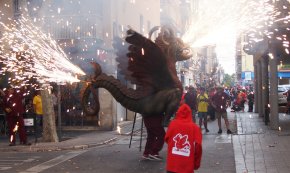 La Farnaca i la Galera participen a la cercavila de bèsties de foc de Vilanova i la Geltrú