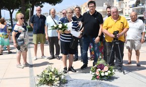 Ofrenes florals al Memorial per la Pau