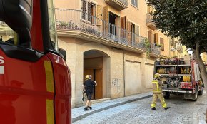 La combustió espontània d'un aparell d'aire condicionat portàtil provoca un incendi en un habitatge del Barri Antic