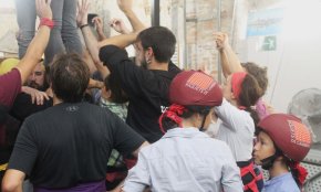 La pluja obliga els Xiquets a fer l’assaig especial al local de l’entitat