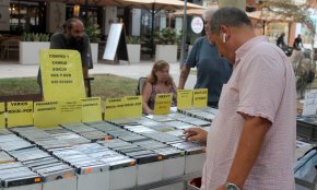 La Fira del Disc sobreviu a la meteorologia i impregna de música la plaça Mossèn Joan Batalla 