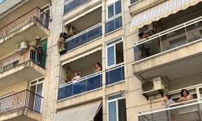 Es deixa les claus a casa i els Bombers escalen la façana per obrir la porta