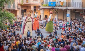 El potencial festiu cambrilenc s'exhibeix, un any més, a la plaça de la Vila (conté galeria fotogràfica)
