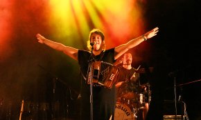 La Cosina, Auxili i Dalton Bang protagonitzen un multitudinari concert de la Diada (conté galeria fotogràfica)