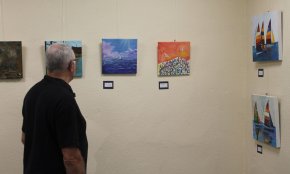 L’exposició «A tota vela» omple la sala El Pati de vaixells i horitzons