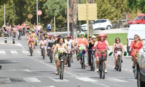 La cinquena edició de la Fancy Women Bike Ride aplega prop d'una cinquantena de persones (conté galeria fotogràfica)
