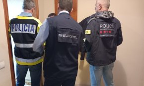 Dispositiu a Cambrils contra una organització especialitzada en falsificar moneda
