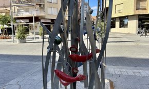 Trenquen un dels peixos de l'escultura «Posidònia» a la plaça d'Aragó