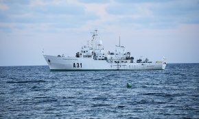 Què fa un vaixell de l'armada a la costa cambrilenca?