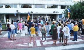 Prop d'un centenar de persones es manifesten a la plaça de l'Ajuntament en el sisè aniversari de l'1 d'Octubre