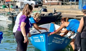 Els vogadors Vent d'Estrop ensenyen a remar a víctimes del càncer de mama