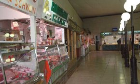 Indignació i malestar entre els paradistes del Mercat de la Vila pels continus retards en les obres de millora