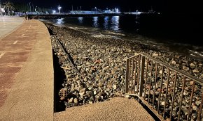 La platja de la riera d'Alforja, convertida en un pedregar