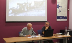 L'investigador Joan Pujol explica la història de la navegació a l'Ebre a membres de l'Arjau
