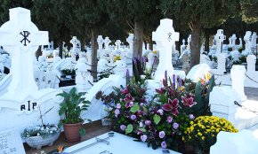 El cementiri parroquial, epicentre de la festivitat de Tots Sants