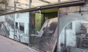 Trenquen d'una pilotada una de les portes de vidre del Celler de Cambrils