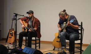 La música de Gabriel Kazz marida un tast d’oli i vi al Centre Cultural
