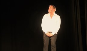 Sergi López fa plorar de riure un Teatre del Casal ple de gom a gom