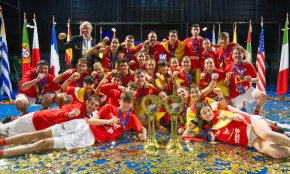 El cambrilenc Hugo Estébanez, campió del món júnior de pàdel amb la selecció espanyola