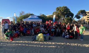 Alumnes de 1r d'ESO del Col·legi Cardenal Vidal i Barraquer recullen un centenar de quilos de residus a la platja