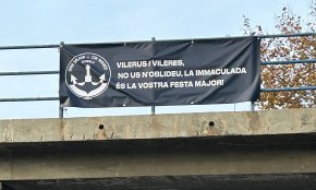 Una pancarta del comado Mariner «recorda» que la Festa Major de la Immaculada és la «Festa Major vilera»
