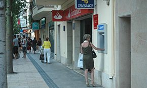 Atraquen a punta de pistola la sucursal del Banco de Santander de Cambrils