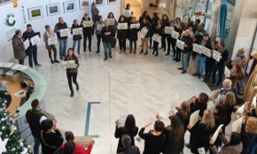 Una quarantena de treballadors interins de l'Ajuntament protesten al vestíbul de l'edifici consistorial