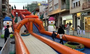 Petits i grans gaudeixen del tobogan gegant de la Rambla de Jaume I
