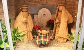 L'Associació de Veïns El Portal instal·la un pessebre a la font del carrer Major
